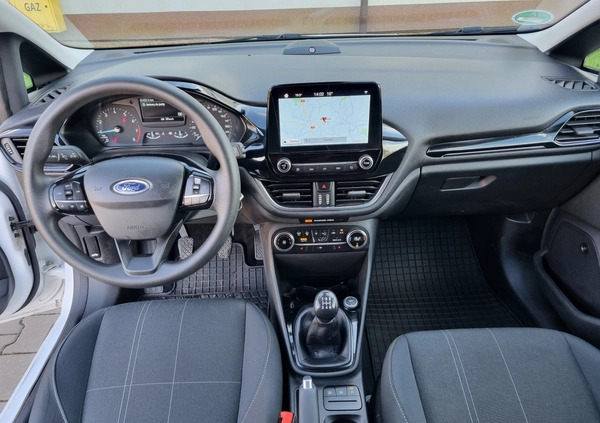 Ford Fiesta cena 36900 przebieg: 61500, rok produkcji 2018 z Brzostek małe 667
